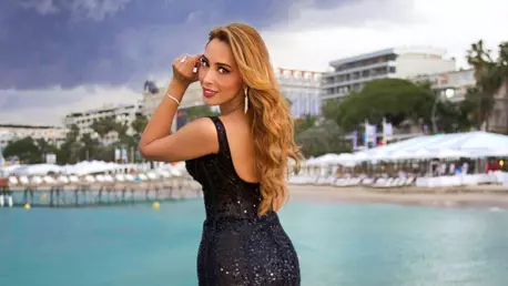 Iulia Vântur, cadou surprinzător pentru Cătălin Măruță. Reacția prezentatorului TV: "E invitația la nuntă?"