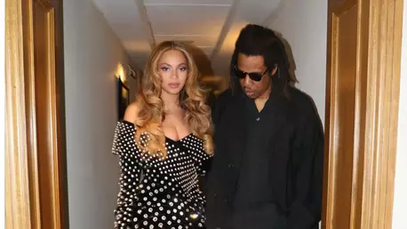 Cum au apărut Beyoncé, Jay-Z, și fiica lor, Blue Ivy, pe covorul roșu, după ce artistul a fost acuzat de agresiune sexuală
