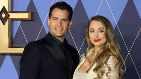 Henry Cavill și iubita sa, Natalie Viscuso, au devenit părinți pentru prima oară. Cum au fost surprinși alături de bebelușul lor