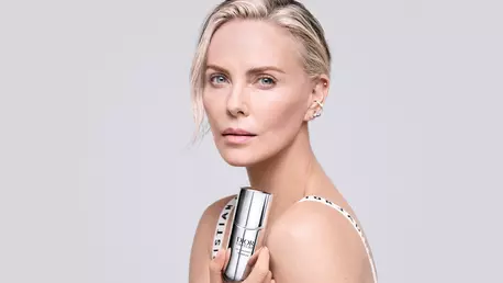 Charlize Theron a fost desemnată noua ambasadoare Dior Capture, gama iconică de îngrijire a pielii, reinventată în acest an