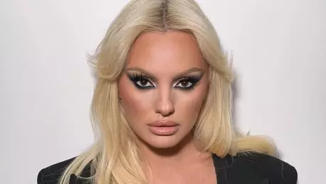 Alexandra Stan, fotografiată în ipostaze tandre alături de un bărbat. Cum au fost surprinși cei doi