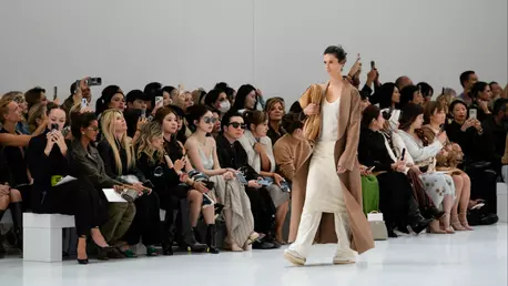 Tendințe: Rochia purtată peste pantaloni