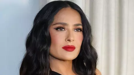 Salma Hayek a împlinit 59 de ani și și-a surprins fanii cu imagini sexy în costum de baie. Ce mesaj a transmis actrița