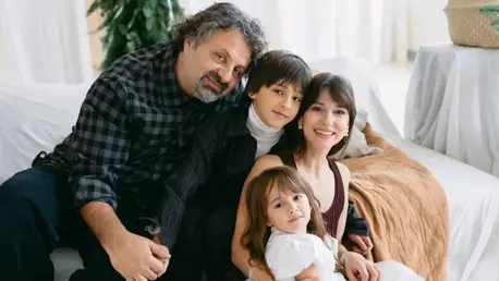 Dana Rogoz a împodobit bradul alături de copii. Imagini emoționante de familie