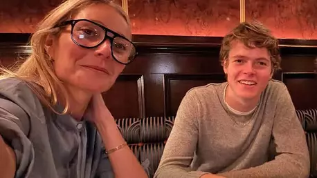 Fiul lui Gwyneth Paltrow, Moses, apariție rară pe covorul roșu pentru a-și susține mama la premiera filmului "Marty Supreme"