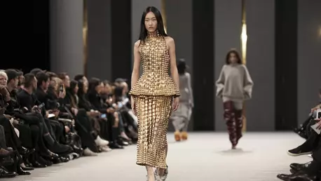 Reflexiile aurii dau tonul în moda momentului