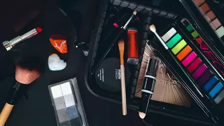 De la birou la salon: cum te ajută un curs pentru cosmetician să schimbi complet domeniul?