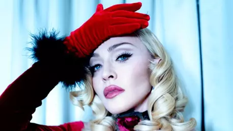 Madonna, imagini provocatoare alături de doi bărbați într-o nouă campanie Dolce & Gabbana