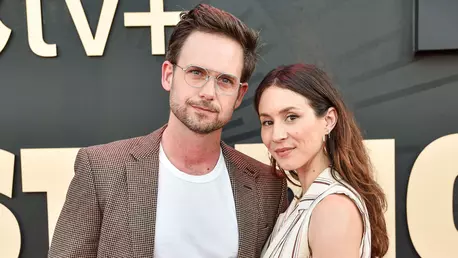 Patrick J. Adams și soția sa, Troian Bellisario, au devenit părinți pentru a treia oară. Imaginea emoționantă dezvăluită de actorul din Suits