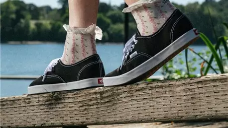 VANS Authentic – o siluetă care a modelat stilul, cultura și libertatea de exprimare