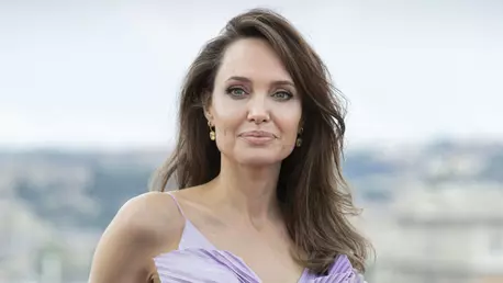 Angelina Jolie, apariție spectaculoasă la premiera filmului Couture