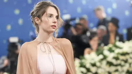 Actrița Maya Hawke și Christian Lee Hutson s-au căsătorit. Colegii actriței din Stranger Things le-au fost alături