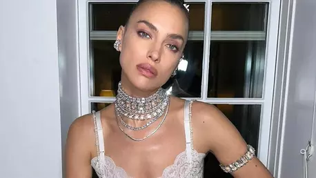 Irina Shayk a atras toate privirile într-un bikini negru în timpul unei zile petrecute la plajă cu fiica sa, Lea