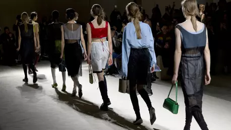 Prada FW26: Lecția despre cum ne îmbrăcăm, de fapt