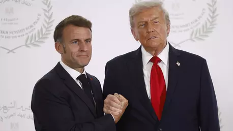 Donald Trump, ironii la adresa lui Emmanuel Macron cu privire la momentul tensionat din avion cu soția lui. Ce replică i-a dat președintele francez