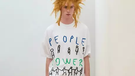 Dan Perjovschi x Comme des Garçons: expoziția care aduce la București dialogul dintre artă și modă