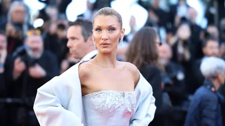 Bella Hadid a încălcat restricțiile de la Cannes 2026 cu o rochie inspirată de Jane Birkin