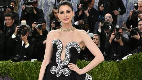Anne Hathaway este însărcinată cu al treilea copil. Cum a fost surprinsă actrița în vacanță la St.Tropez