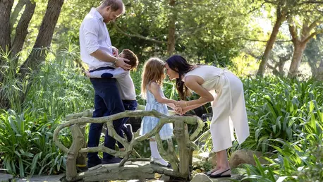 Prinții Archie și Lilibet ar ajunge în Marea Britanie pentru prima dată în patru ani. Care este motivul?