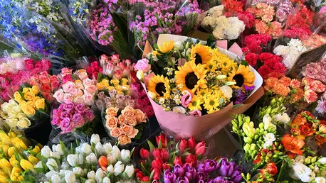 Cum să faci un cadou elegant cu un buget limitat: 8 idei de buchete de flori sub 200 RON