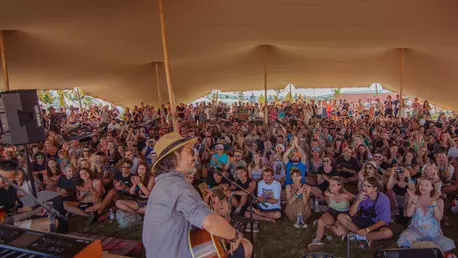 Dilema festivalierului: camping sau oraș?