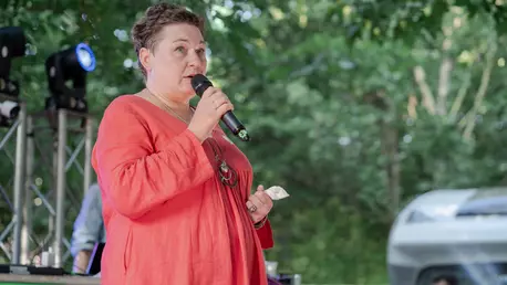 Asociația ACCEPT lansează "Văzuți", un podcast despre familie, cultură și comunitatea LGBTQIA+, creat de Laura Sgârcitu