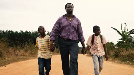 Umbra tatălui meu, câștigător al premiului BAFTA pentru Cel Mai Bun Film de Debut și selecționat în competiția oficială de la Cannes 2025, intră în cinematografele din România