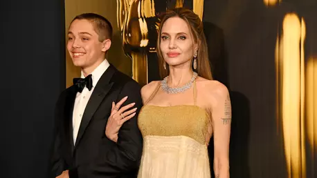 Knox, fiul Angelinei Jolie și al lui Brad Pitt, schimbare radicală de look la 18 ani. Tunsoarea amintește de look-ul mamei sale