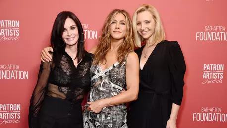 Jennifer Aniston a venit alături de iubitul ei, Jim Curtis, la reuniunea cu fostele colege din "Friends", Courteney Cox și Lisa Kudrow