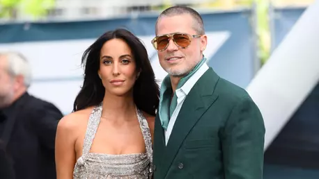 Brad Pitt și Ines de Ramon, apariție romantică pe covorul roșu. Gesturile cu care au atras atenția
