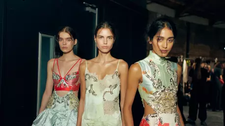 Erdem SS27: între tailoring și glamour, inspirat de Barbette