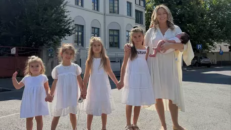 Laura Cosoi, obicei special după nașterea fiicelor sale. Ce tradiție păstrează actrița: "Una dintre cele mai importante forme de iubire"