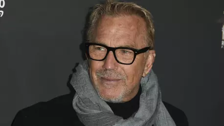 Noua parteneră a lui Kevin Costner ar fi cu peste 30 de ani mai tânără decât actorul. Cu ce se ocupă aceasta și cum ar fi debutat relația lor?