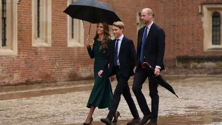 Prințul George a început cursurile la Eton College. Primele portrete oficiale ale adolescentului
