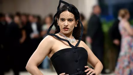 Rosalía și partenera ei, Loli Bahia, ipostaze romantice pe străzile din Paris. Cum au fost fotografiate de paparazzi