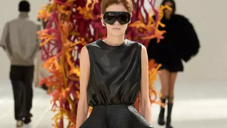 Balenciaga SS27: Pierpaolo Piccioli schimbă regulile hainelor de zi cu zi