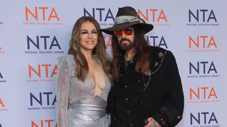 Billy Ray Cyrus și Elizabeth Hurley s-au logodit după mai bine de un an de relație. Cum arată inelul primit de actriță