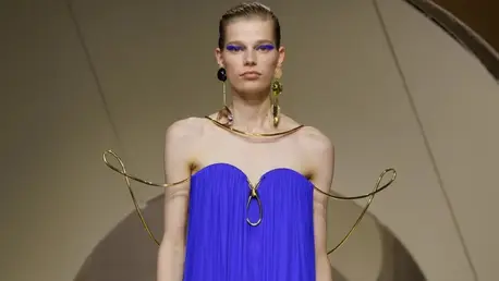 Givenchy SS27: Sarah Burton transformă precizia în atitudine