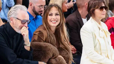 Rihanna, Jennifer Lopez și Claudia Schiffer, printre cele mai stylish vedete de la Paris Fashion Week