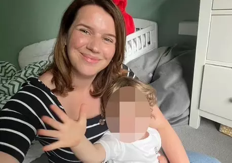 O femeie de 34 de ani a murit la scurt timp după ce a născut acasă. Bebelușul a decedat câteva zile mai târziu