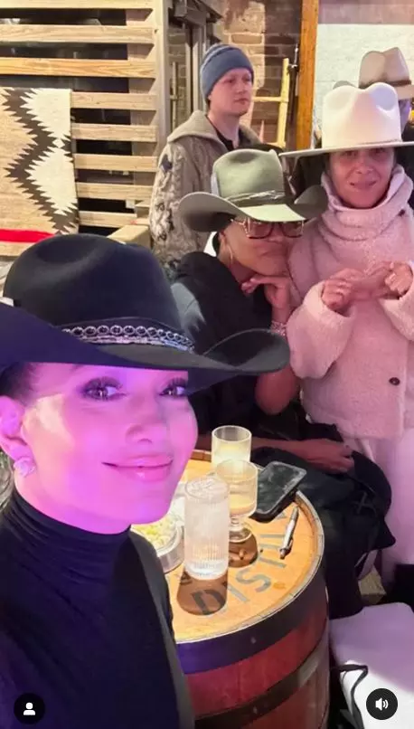 Jennifer Lopez, în costum de baie la început de 2025  (6)