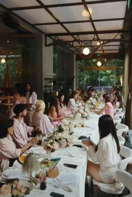 1. Alexandra Stan, impresionată cu un baby shower surpriză