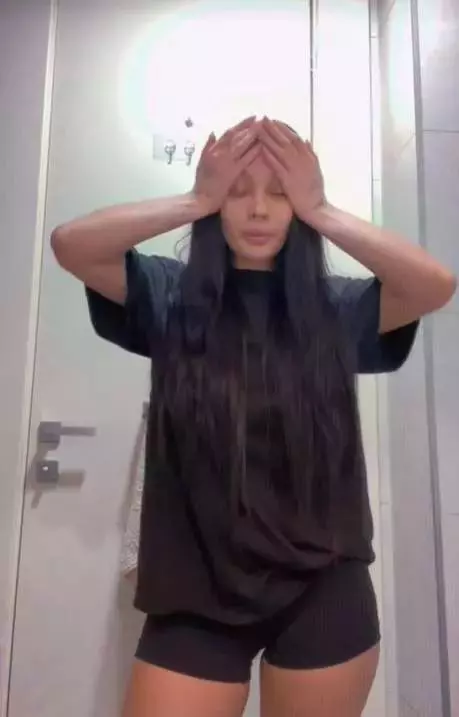 erika isac cu mainile pe cap