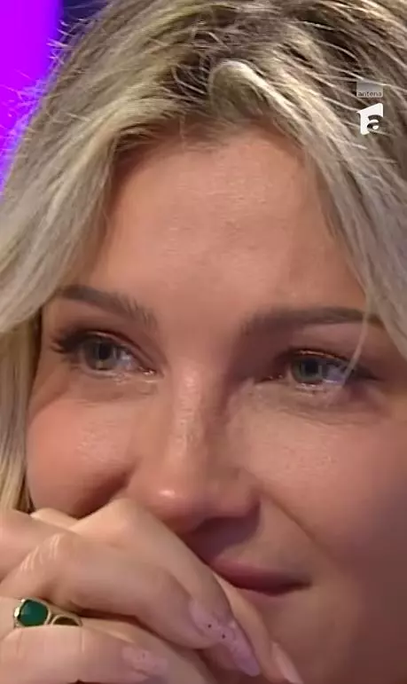 lora plange la tv