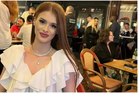 Un an de la moartea Teodorei Marcu. Cum arată mormântul ei și al bebelușului nenăscut: zeci de coroane, lumânări și un înger de marmură, cu mesaje de dor și durere / Tânăra a fost ucisă în plină stradă și a lăsat în urmă un soț îndurerat și o fetiță