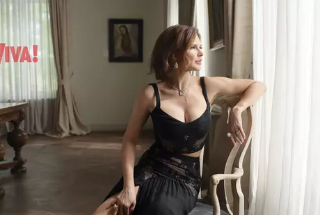 Monica Bârlădeanu, lecție de rafinament într-un pictorial de senzație pentru VIVA! A pozat în ipostaze seducătoare și ținute care i-au pus silueta în valoare