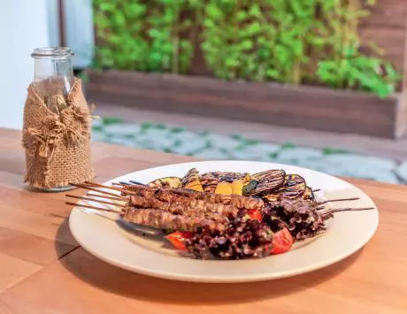 Frigărui de berbecuț cu legume la grătar