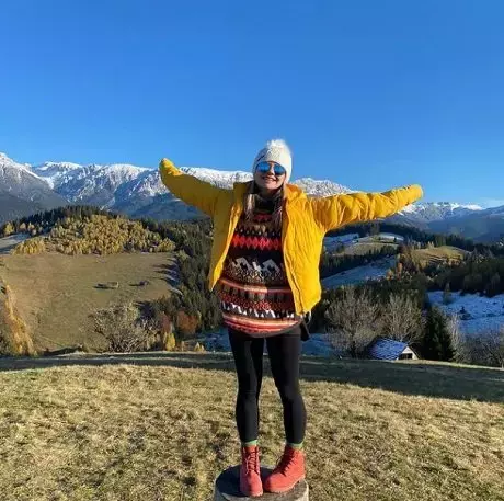 fetita-zurlia-adora-plimbarile-in-natura