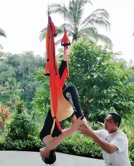Andreea Marin încercând aerial yoga
