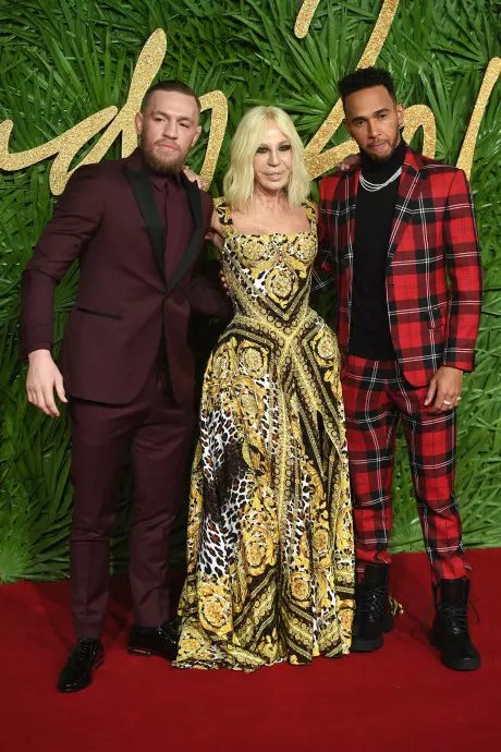 Conor McGregor, Donatella Versace si Lewis Hamilton